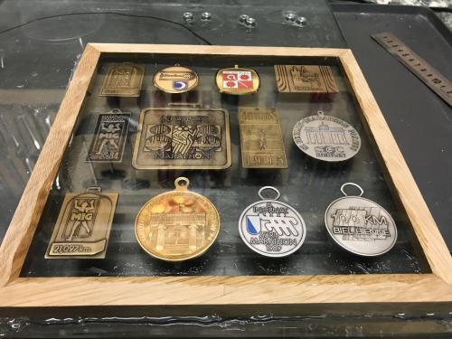 Après enrobage résine, 1 couche + médailles + 1 couche