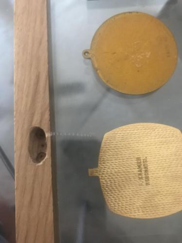 usinage du trou pour la vis et deuxième problème sortie avec dremel