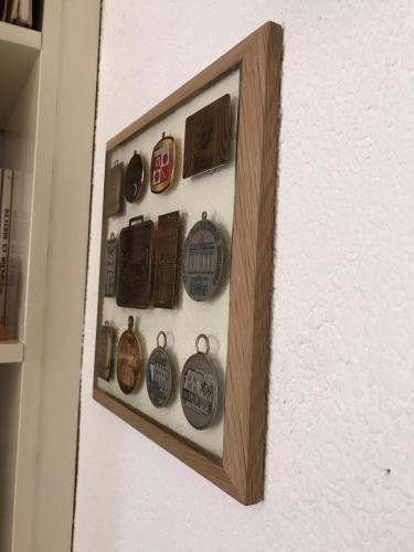 On voit pas très bien , mais le cadre est chanfreiné